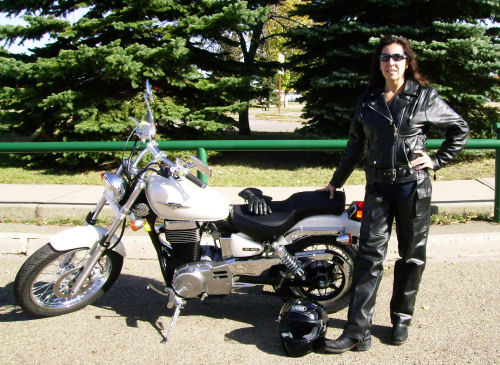 Motorcycle Picture of the Week for Women - 2007 Suzuki Boulevard S40