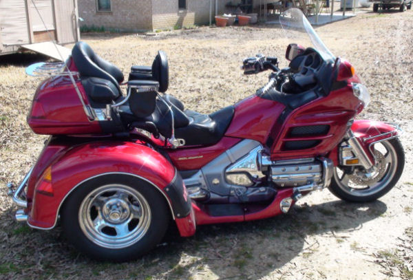 Motorcycle trike picture of a 2004 Honda Gold Wing Trike
