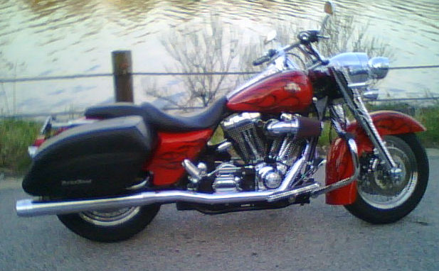Motorcycle Picture of a 2006 Harley-Davidson Road King Custom