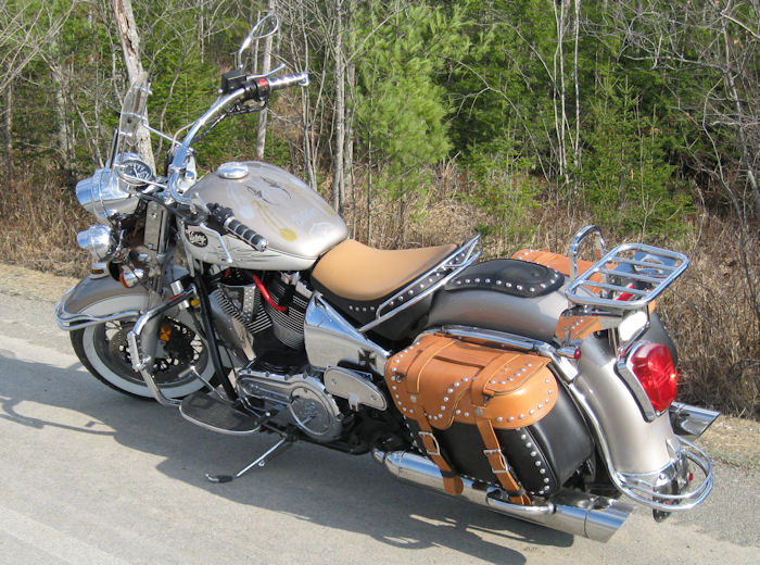 Motorcycle Picture of a 2002 Victory Deluxe V92 Touring Cruiser
