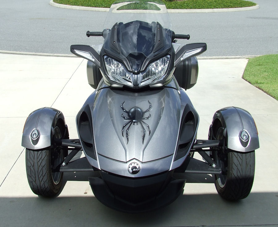Motorcycle trike picture of a 2013 Can-Am Spyder