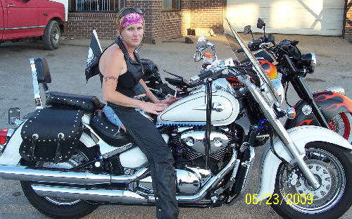 Women on Motorcycles Picture of a 2003 Suzuki Volusia