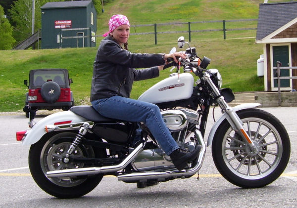Women on Motorcycles Picture of a 2007 Harley-Davidson Sportster 883XL Low